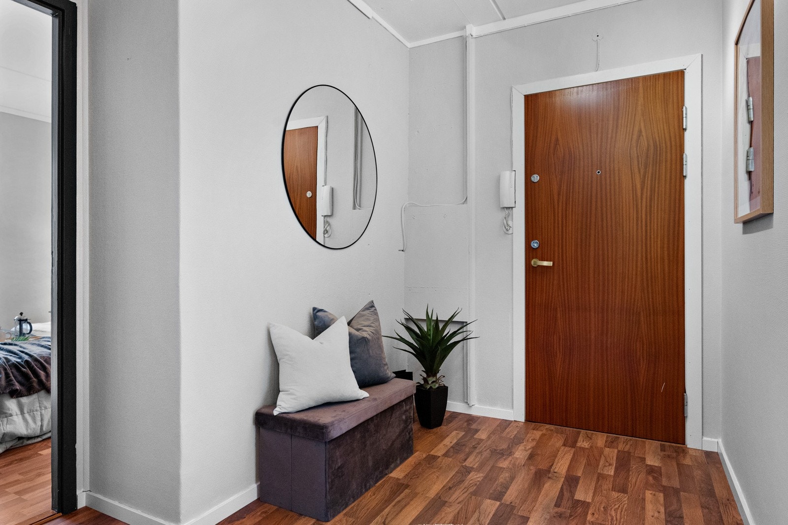 Velkommen inn! Det er gode oppbevaringsmuligheter i gang. Porttelefon med døråpner. Galleribilde