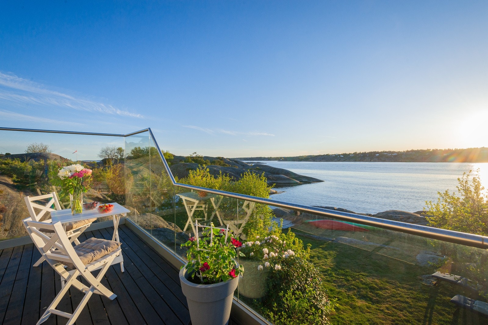 Herlig terrasse på ca. 25 kvm vendt mot sjøen Galleribilde