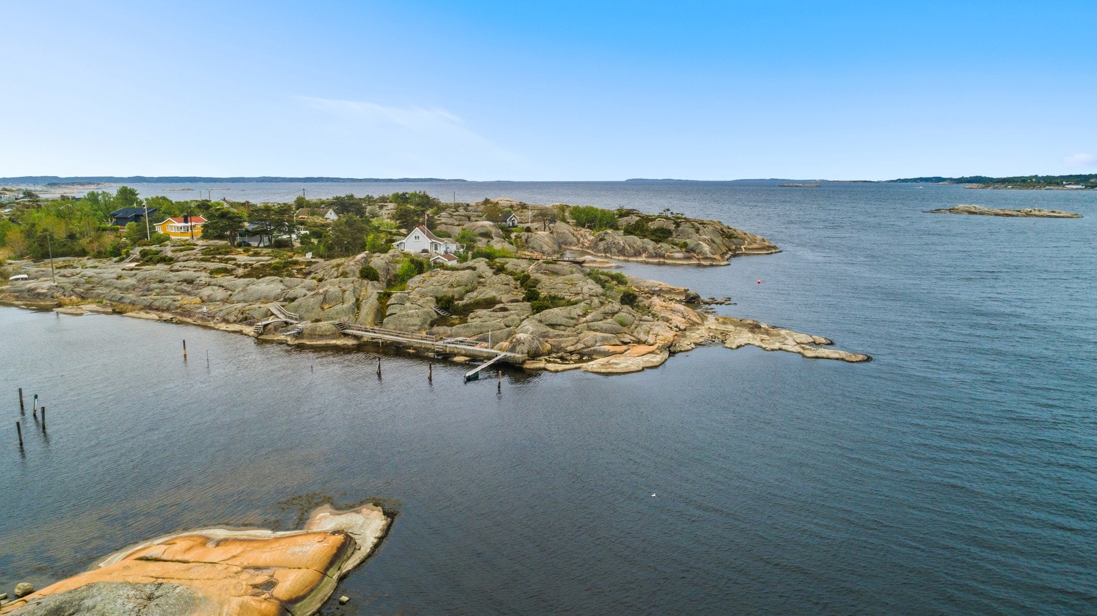 Hytta har båtplass på felles brygge i nær tilknytning til tomten Galleribilde
