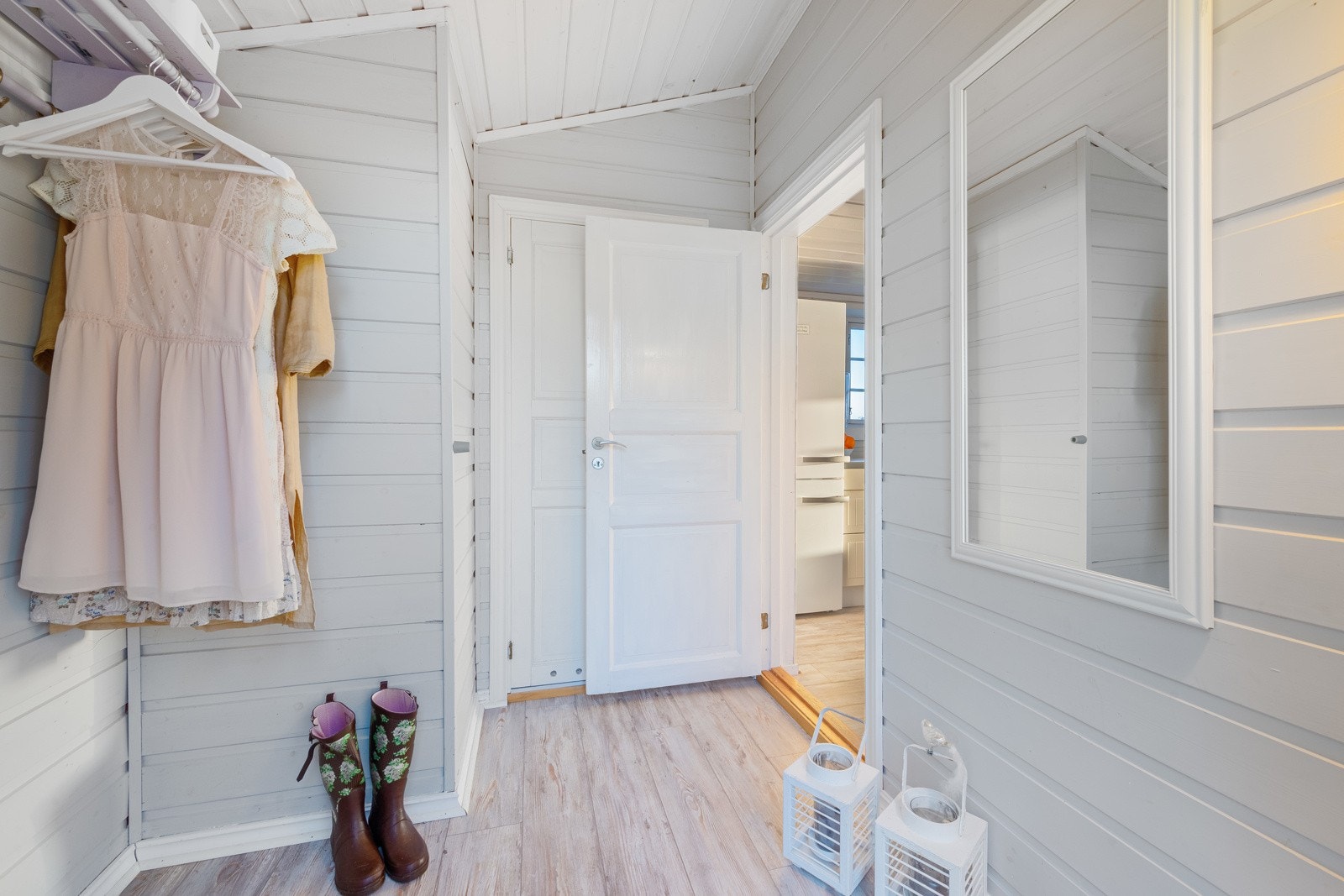 Lys og innbydende entré med nyere laminatgulv fra 2017 Galleribilde