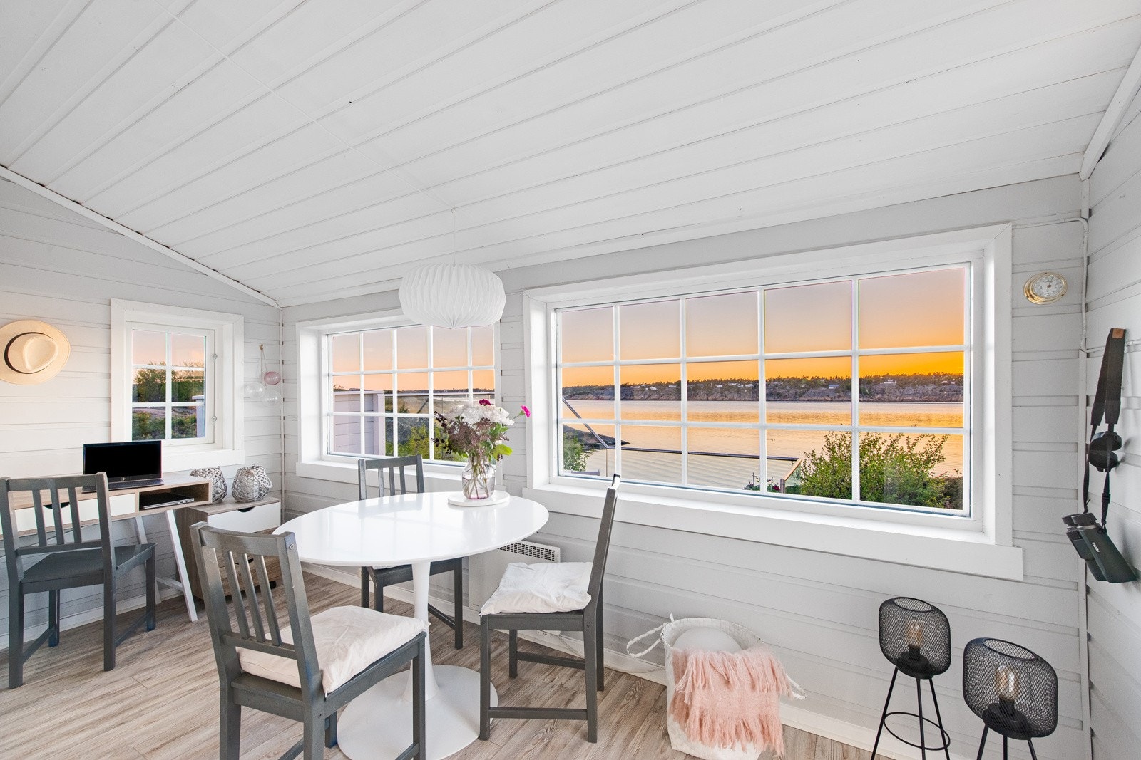 Luftig spisestue med nyere sprossevinduer som gir orkesterplass rett til sjøen Galleribilde