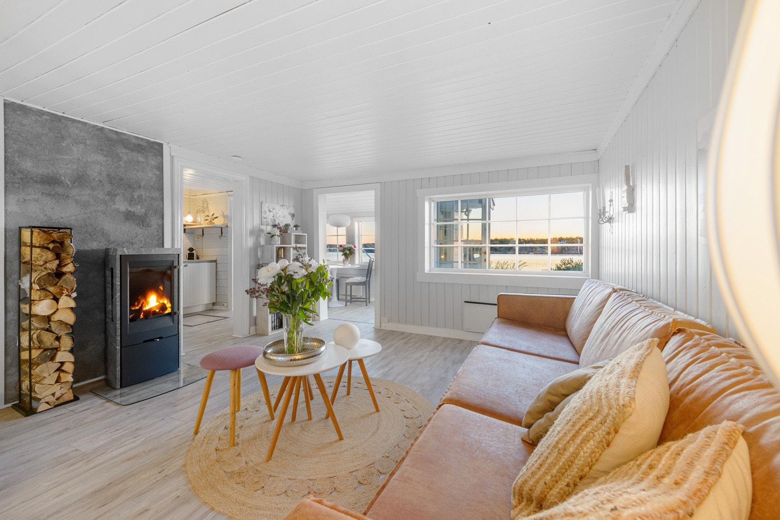 Sprossevinduer på hver side av rommet gir godt med dagslys og utsikt til sjøen Galleribilde