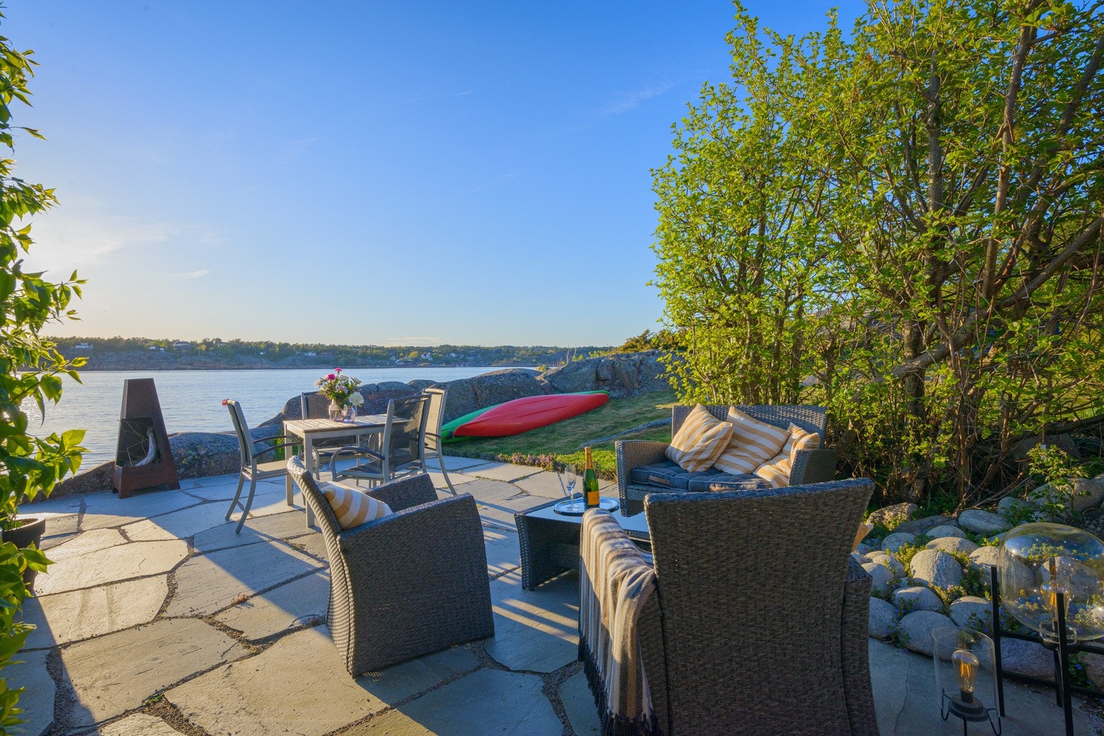 Direkte fra hytta kan man nyte sjøen i kajakk eller på surfebrett, og man kan bade fra svaberg og fra badestrand med brygge Galleribilde