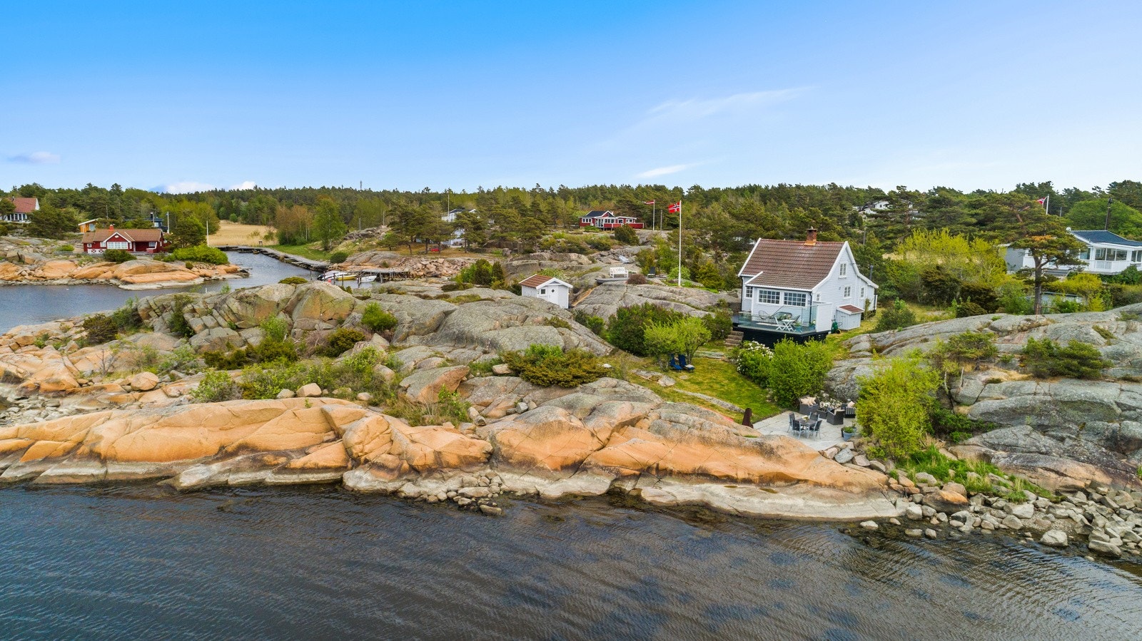 Eiendommen ligger i veletablert, lite hytteområde ytterst på Langøya, på Kråkerøy i Fredrikstad kommune som grenser til Hvaler Galleribilde