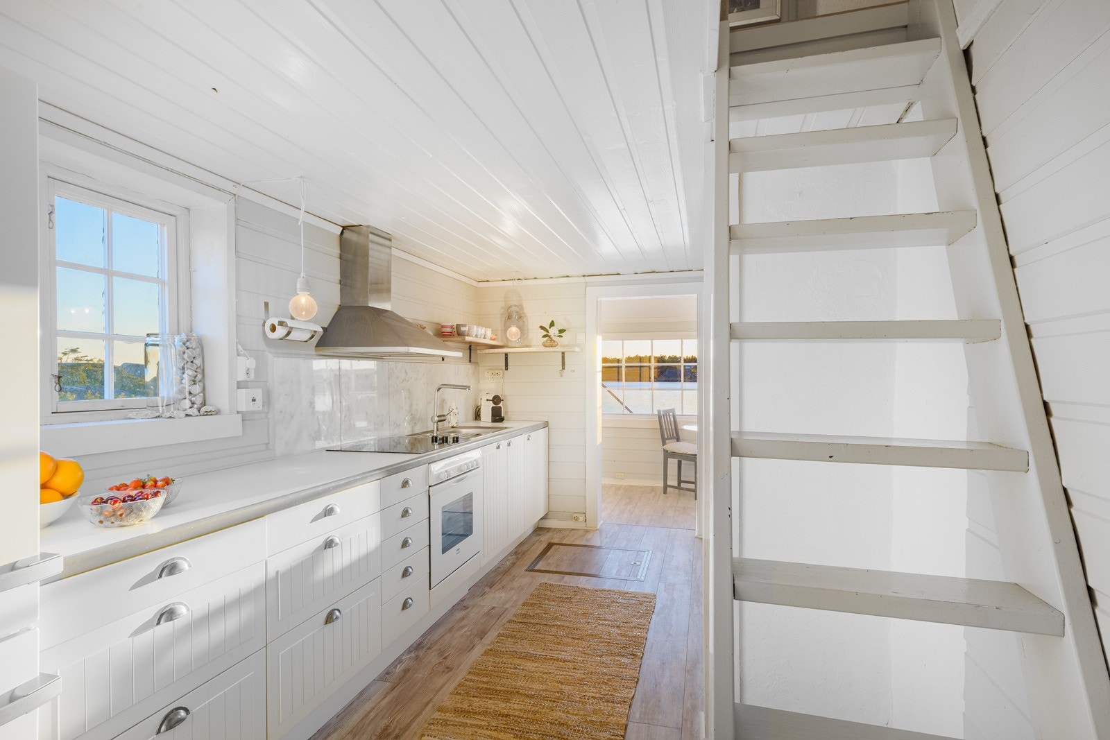 Fra kjøkkenet fører en sjarmerende trapp opp til soverom i andre etasje Galleribilde