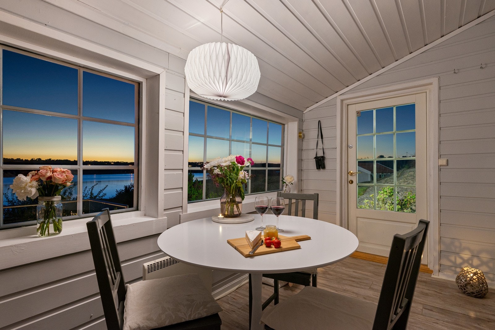 Luftig spisestue med nyere sprossevinduer som gir orkesterplass rett til sjøen Galleribilde