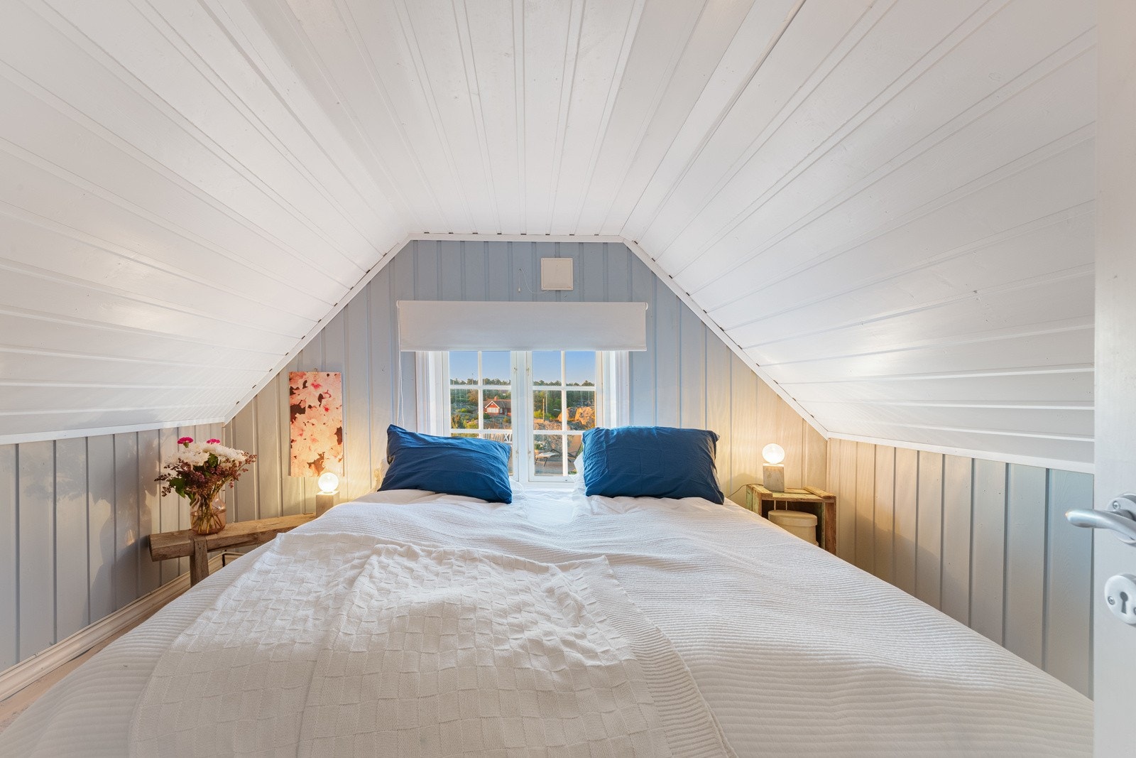 Hytta har to sjarmerende soverom i andre etasje Galleribilde