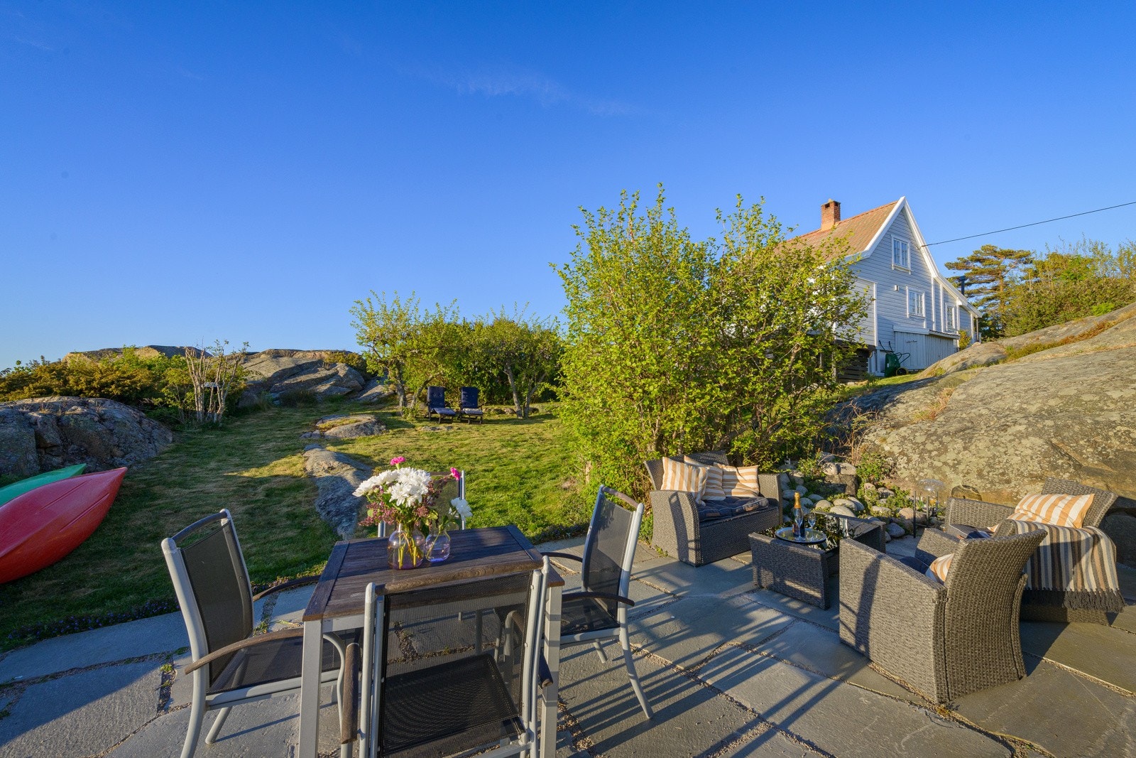 Terrasse med dekke av steinheller, god plass til møbler og egner seg utmerket til grilling Galleribilde