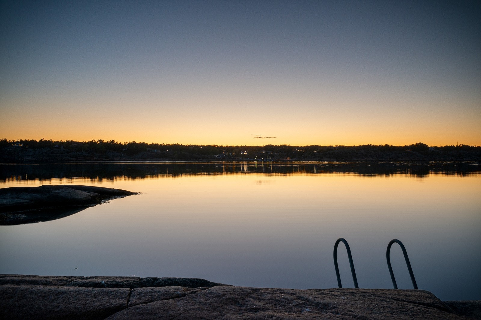 Det er fine badeplasser rett ved hytta, både fra svaberg og badestrand med brygge Galleribilde