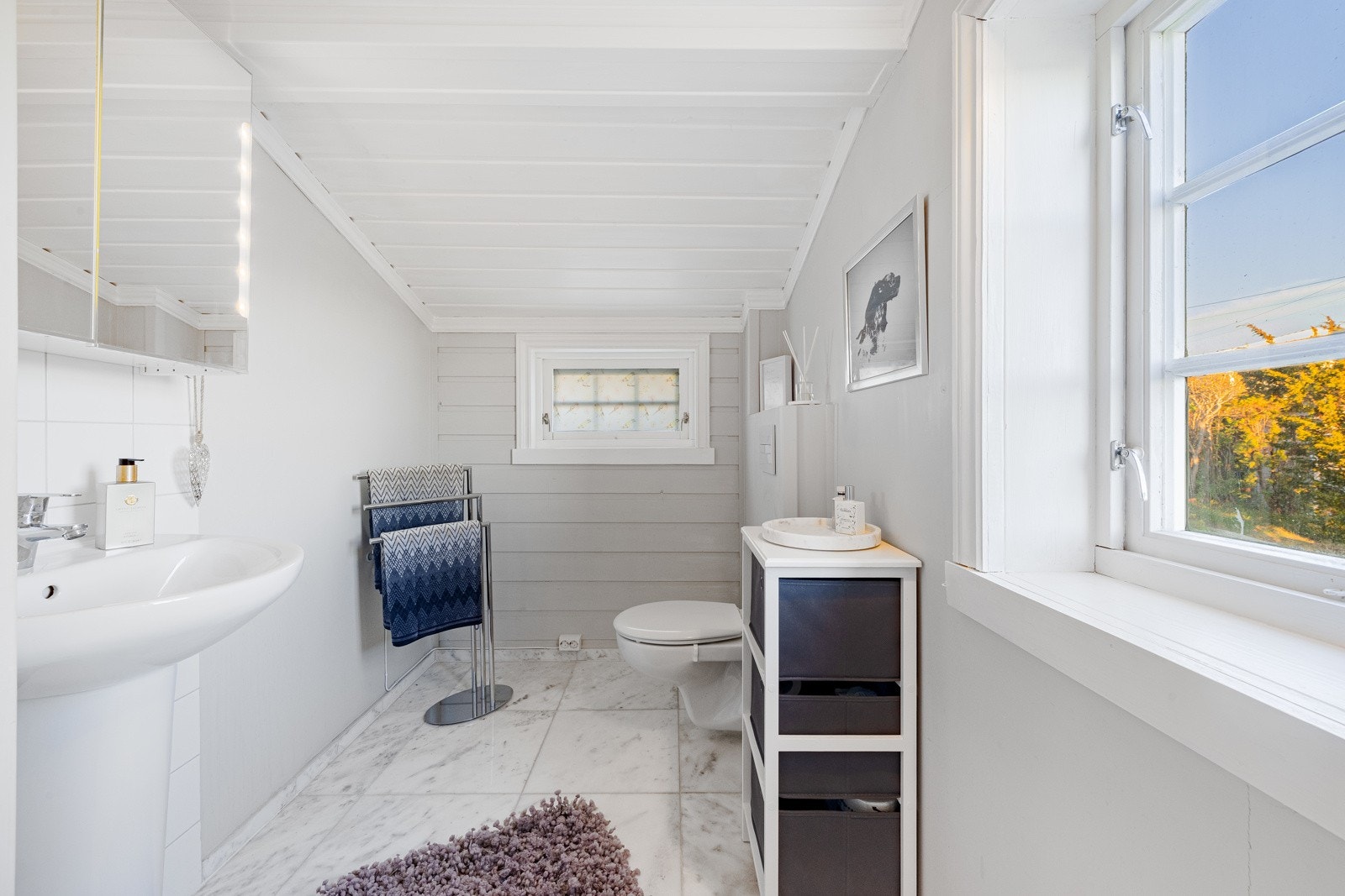 Badet var nytt i 2014 og er sjarmerende i stilen, i tråd med hytta for øvrig Galleribilde