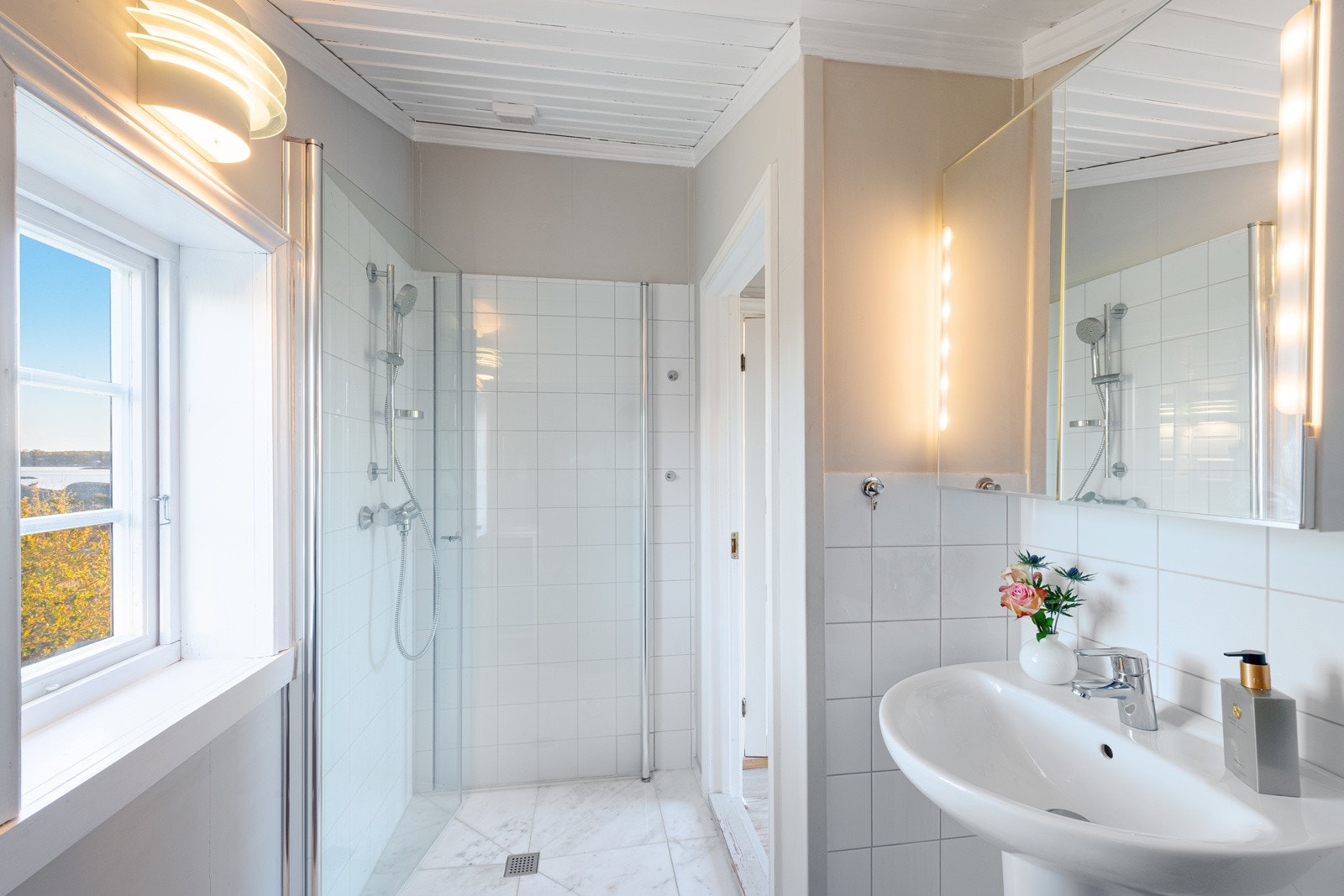 Det er dusjhjørne med innfellbare dører og opplegg for vaskemaskin Galleribilde