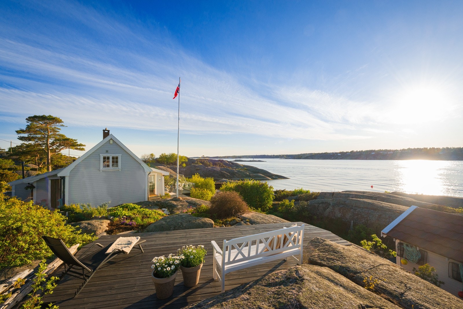 Øverst på tomten ligger hytta med flere terrasser som er bygd fint inn i svabergplatåene, slik at solen kan nytes gjennom hele dagen Galleribilde
