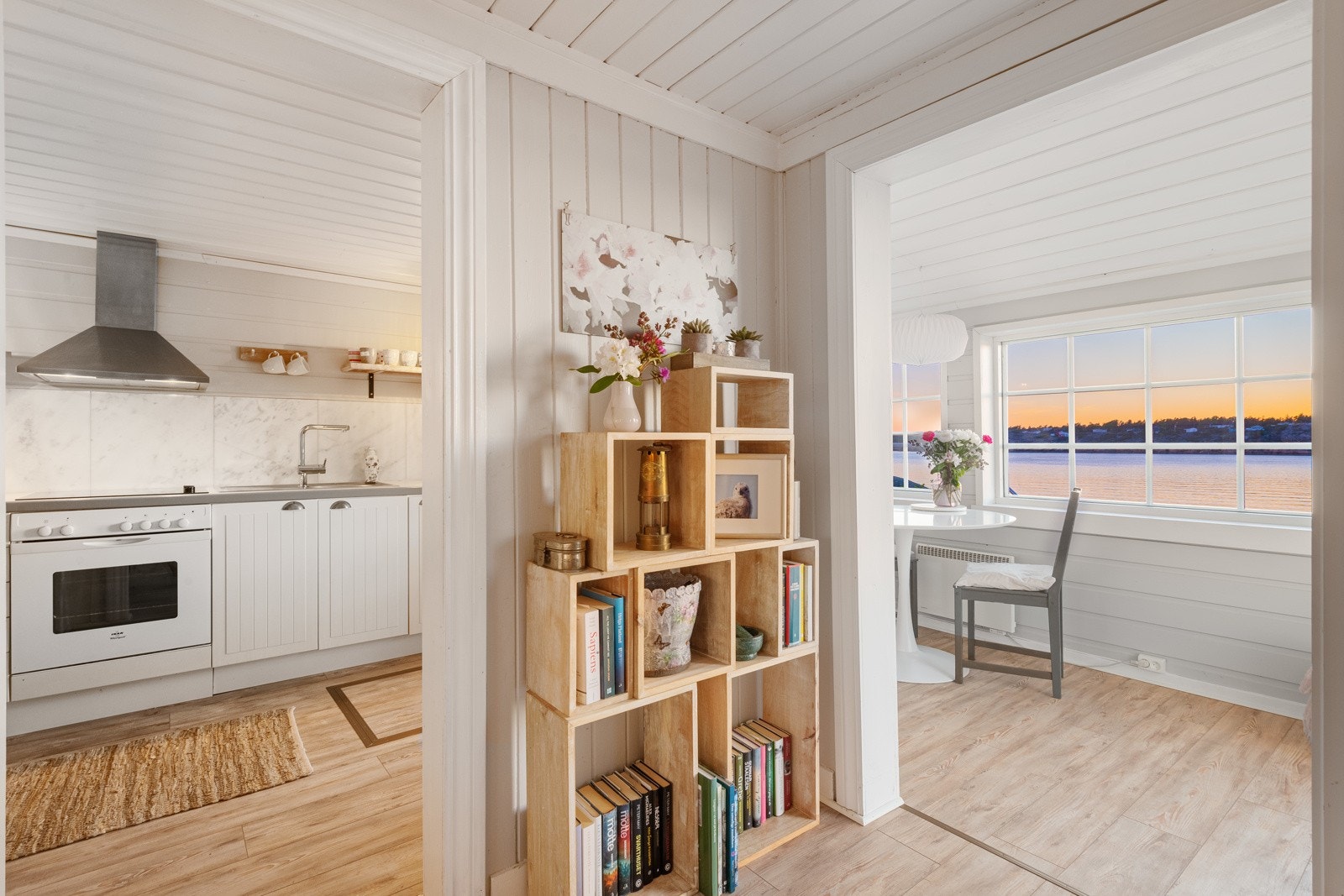 Stua har lysmalte panelvegger, nyere laminatgulv i enstavs utførelse og hvitmalt panelhimling Galleribilde