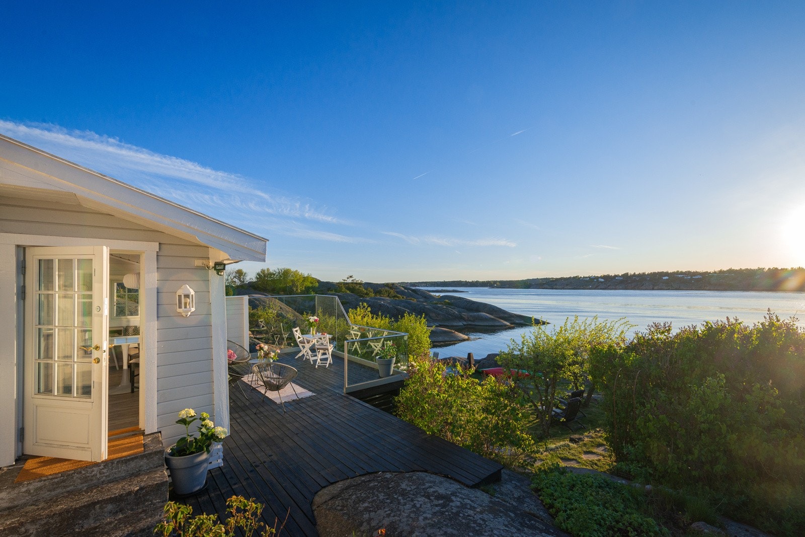 Hytta ligger på vestsiden av øya og solforholdene perfekte fra tidlig morgen til den går ned Galleribilde