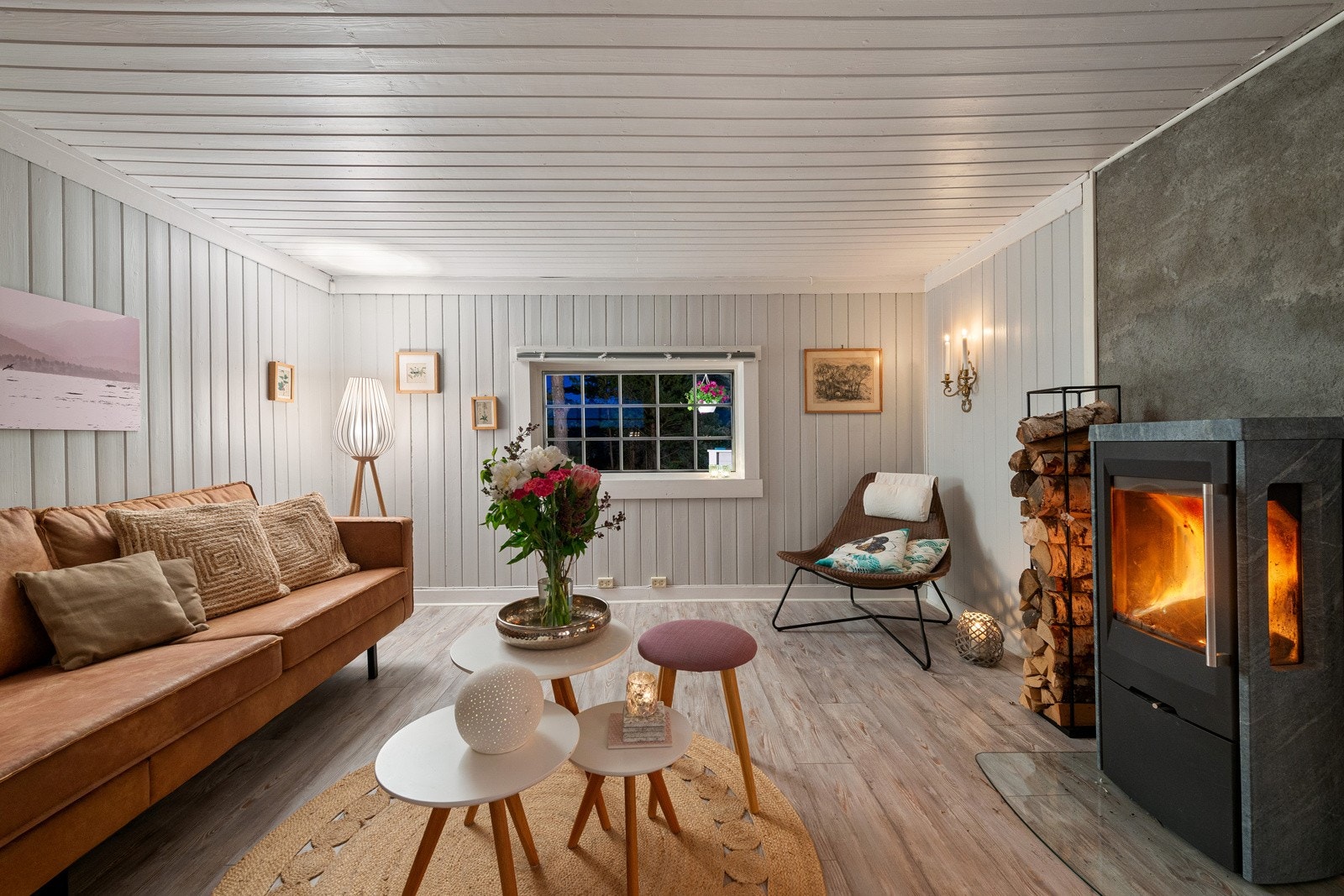 Ovnen er kledd i kleberstein og har stort flammebilde Galleribilde