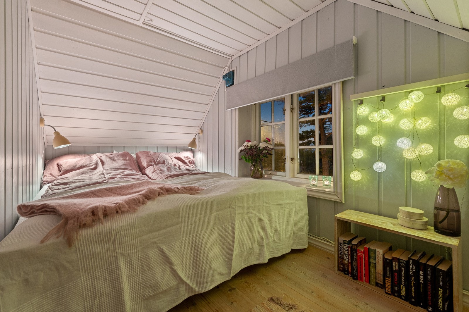 Rommene er koselige og har fantastisk utsikt til sjøen fra hengslede sprossevinduer Galleribilde