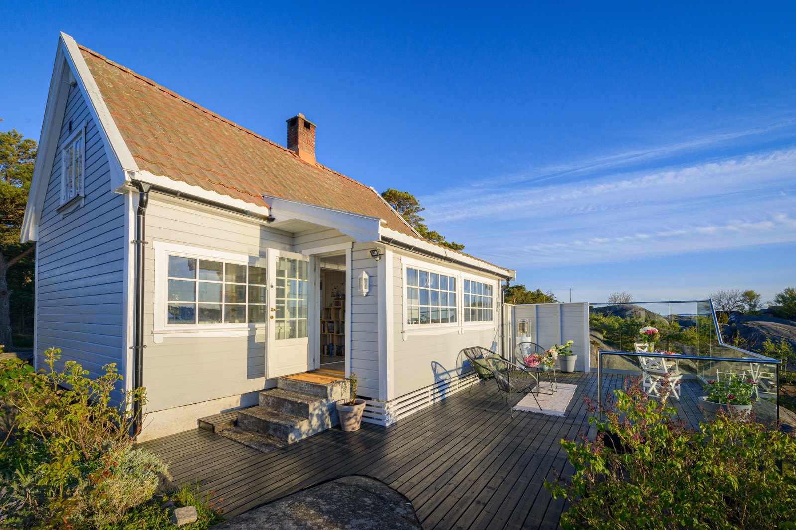 Levegger i glass som skjermer godt for vind uten å forstyrre utsikten, og det er god plass til møblement Galleribilde