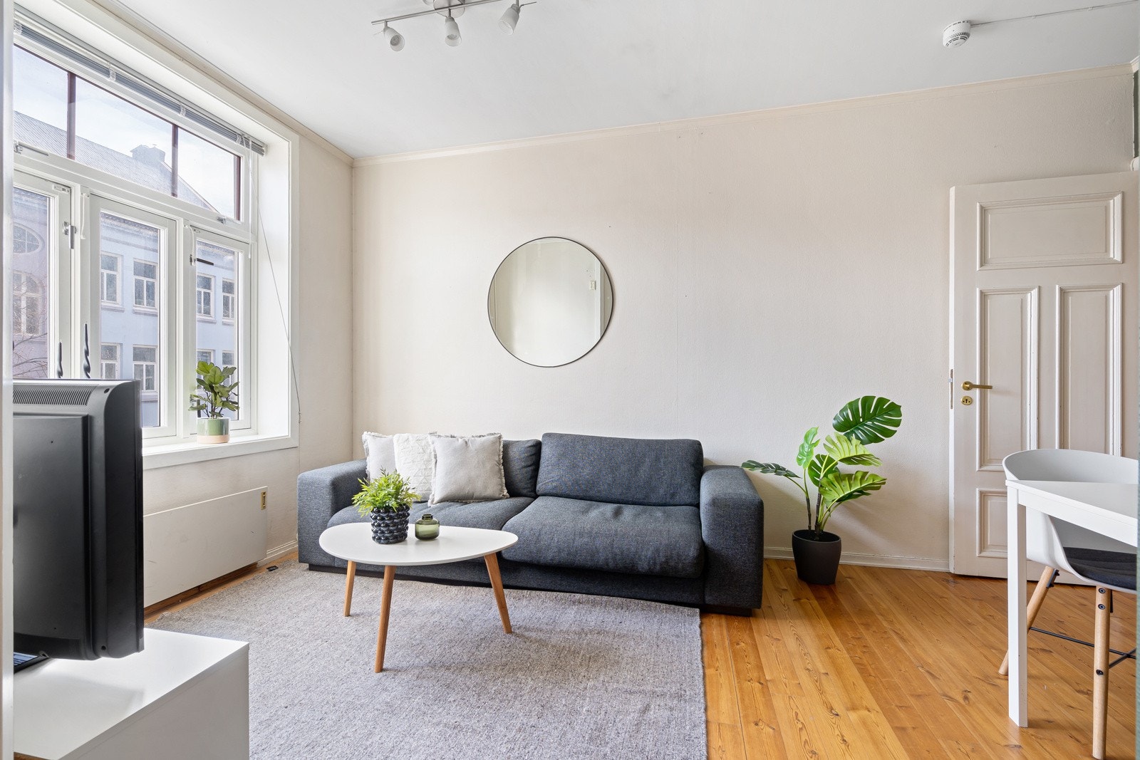 De store vindusflatene, kombinert med generøs takhøyde setter et lyst og luftig preg på leiligheten Galleribilde