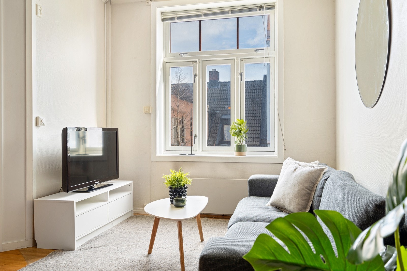 Leiligheten byr blant annet på 3 gode soverom, et delvis adskilt kjøkken og en balkong på 4 m² fra 2021 Galleribilde