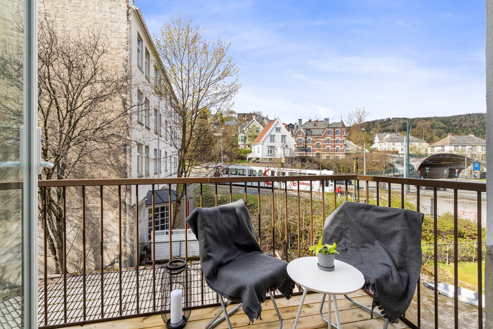 Balkongen er sør-vestvendt og byr på gode sol- og utsiktsforhold Galleribilde