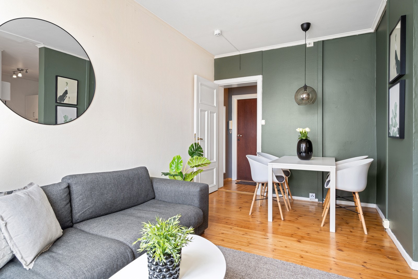 Stuen er på 14 m² med god plass til både sofagruppe og spisebord Galleribilde