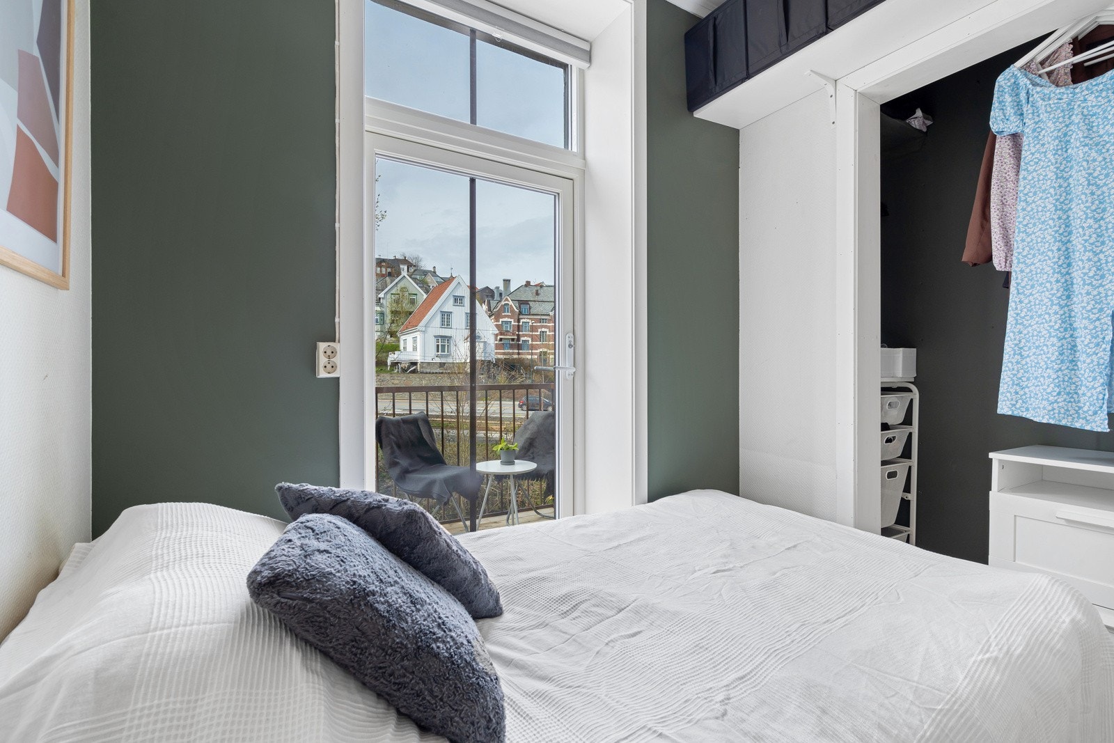 Leilighetens første soverom er på 6 m² med direkte utgang til en balkong på 4 m² Galleribilde