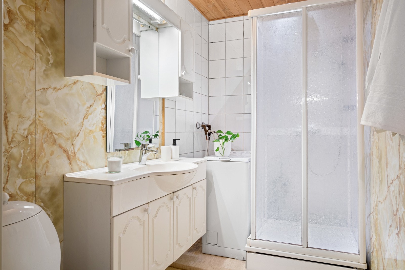 Badet er på 4 m² og må oppgraderes for å tåle normal bruk etter dagens krav Galleribilde