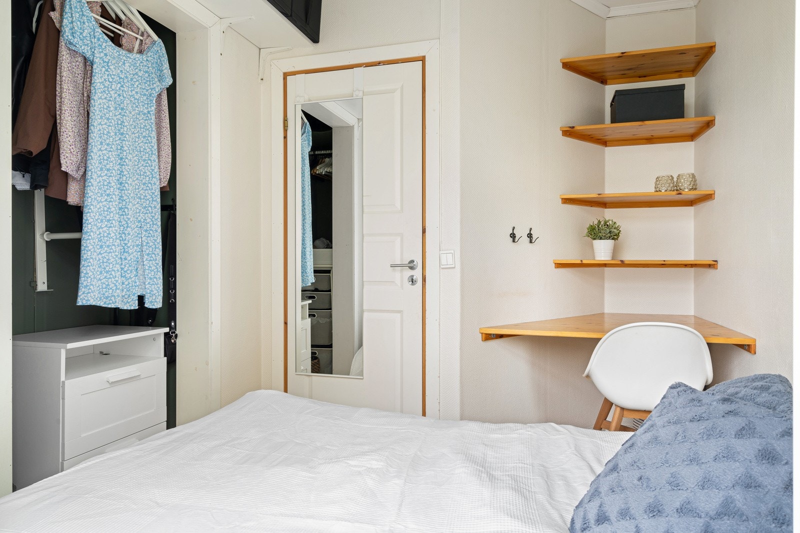 I tilknytning til soverommet er det en bod som enkelt kan innredes som omkledningsrom Galleribilde