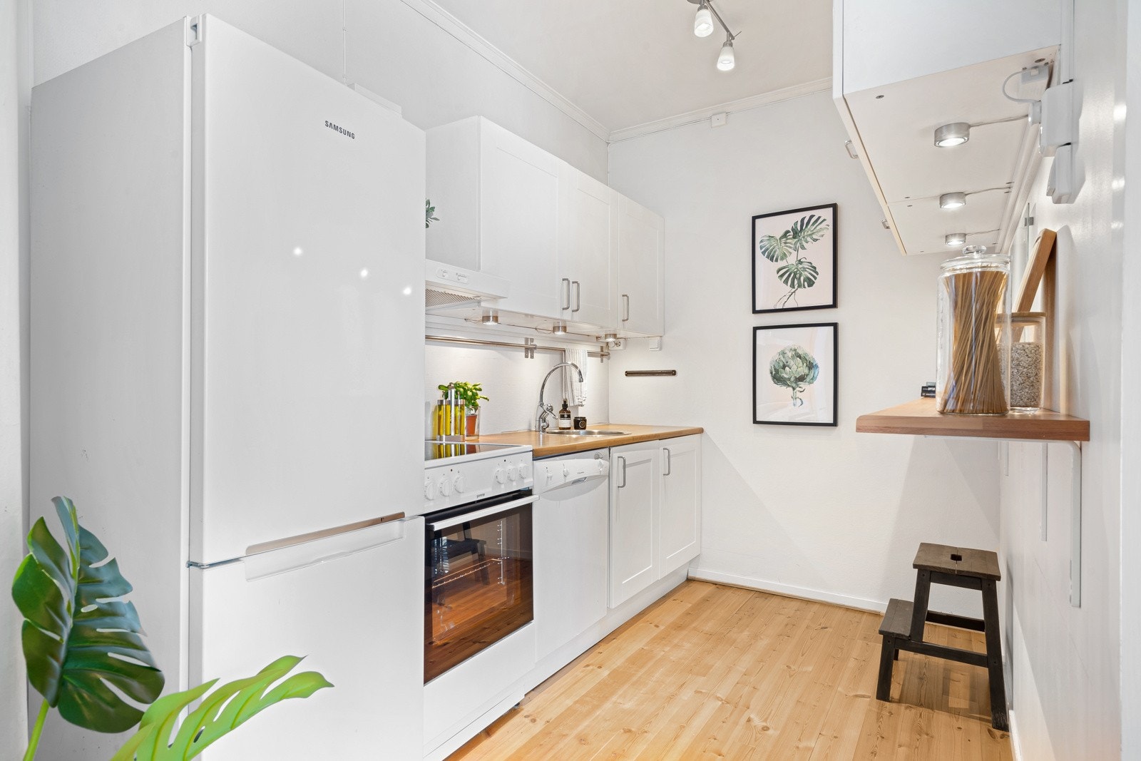 Flott kjøkken på 7 m² med praktisk utforming godt med benk- og skapplass Galleribilde