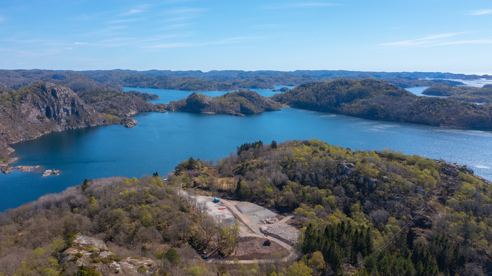 Disse tomtene i Sørlandsviga ligger svært lunt til, skjermet for 3 vindretninger. Her kan du nyte Sørlandets gleder, ved hytten eller i båten. Kun en kort båttur eller biltur fra Farsund sentrum. Galleribilde
