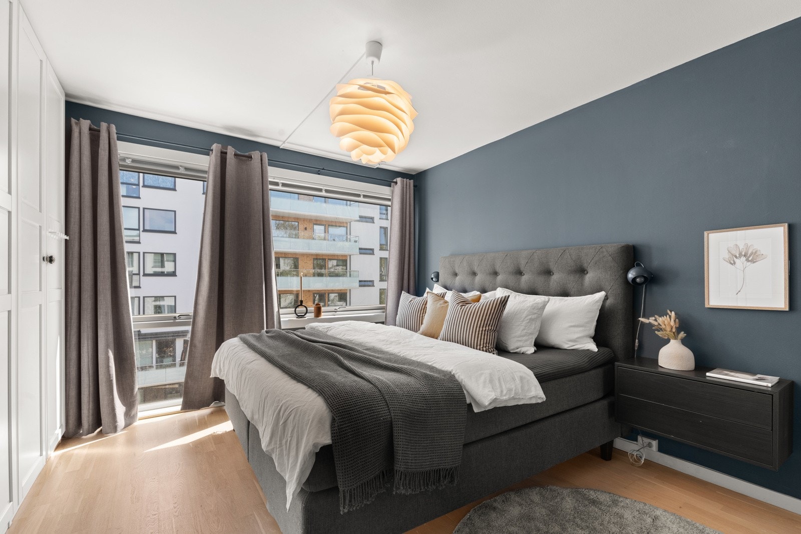 Hovedsoverommet har stor garderobeløsning som gir rikelig med oppbevaringsplass. Galleribilde