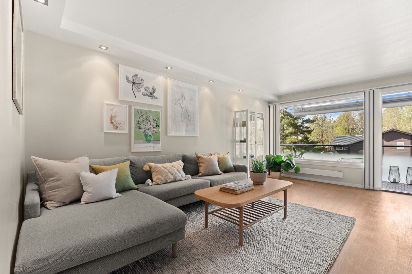 Velkommen inn i en lys og tiltalende stue med fine parkettgulv og storevindusflater. Galleribilde