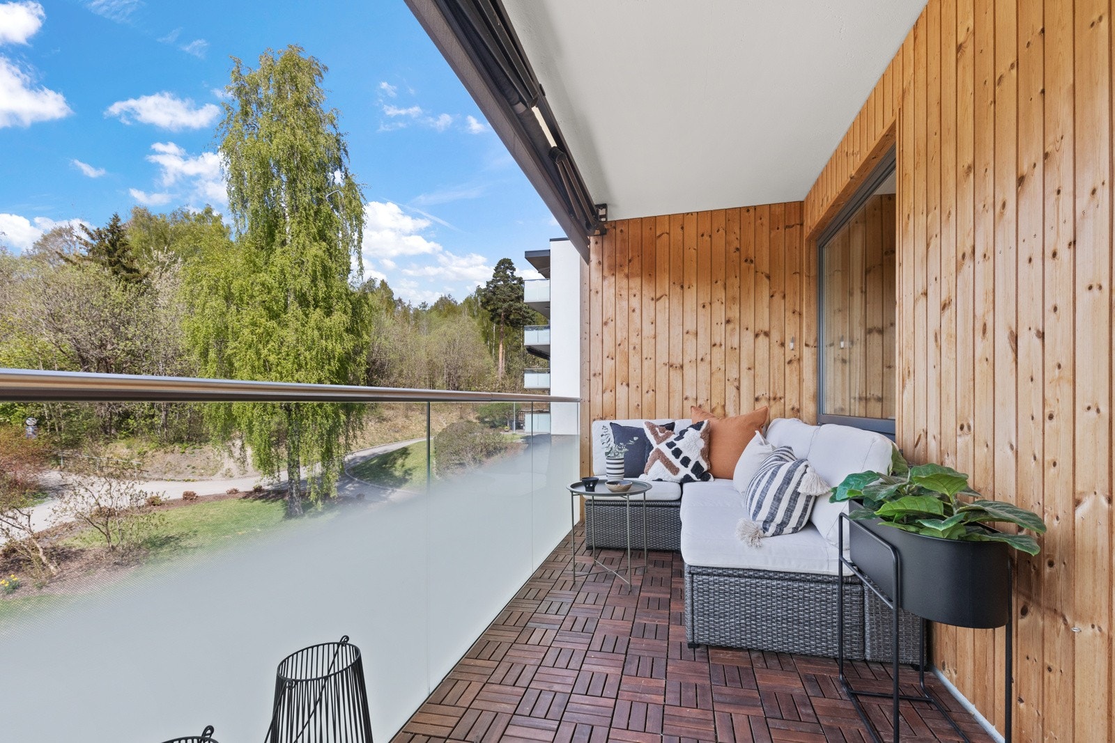 Balkongen har god plass til utemøblement og grill. Galleribilde