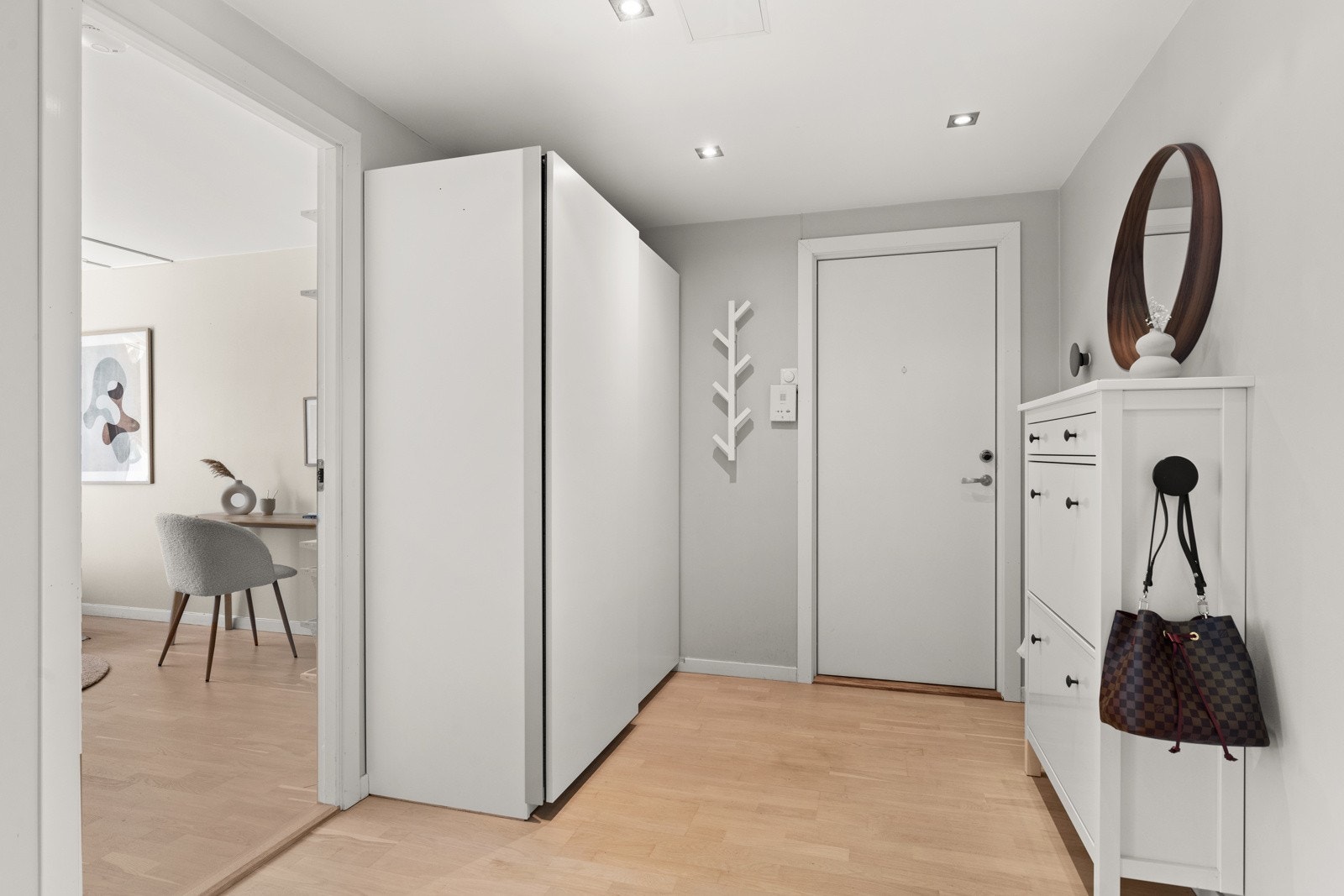 Lys og fin entré som gir en varm velkomst og godt førsteinntrykk av leiligheten. Det er plass til møblement for oppbevaring av yttertøy. Galleribilde