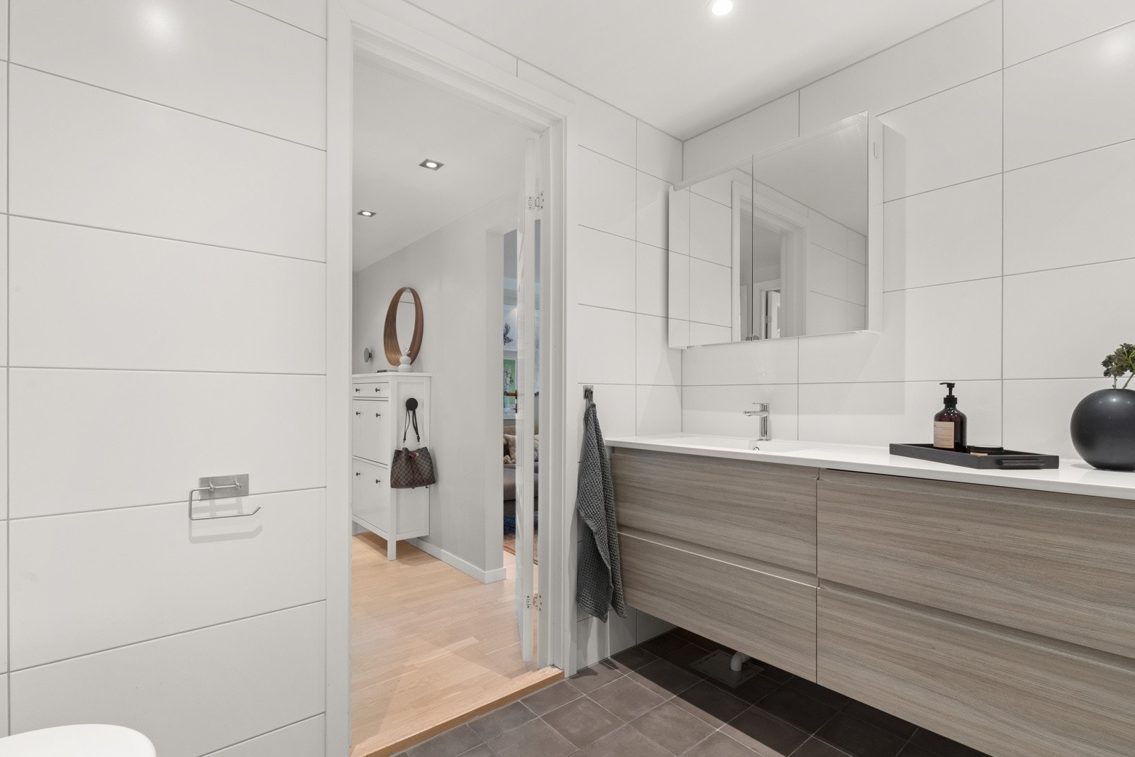 Baderommet har bl.a. behagelig gulvvarme, nedsenket himling med downlights og opplegg for vaskemaskin og tørketrommel. Galleribilde