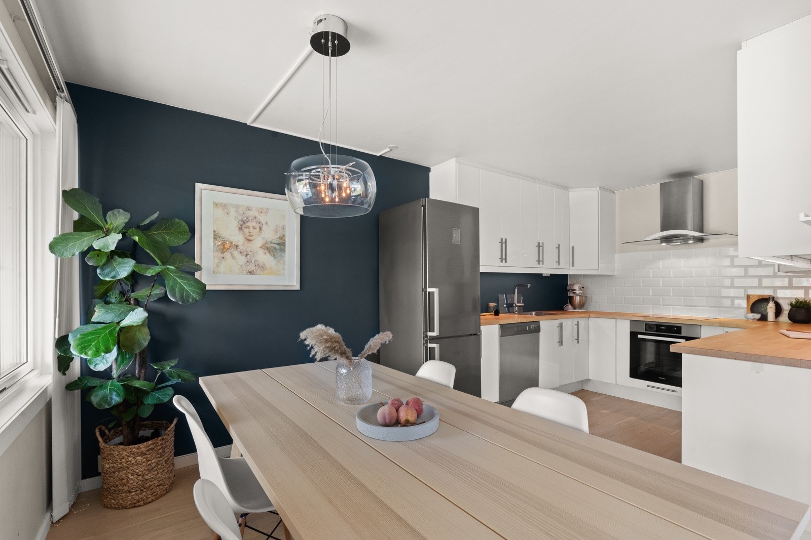 Kjøkkenet har en stilren og innbydende Ikea-innredning fra 2007 med god skap- og benkeplass. Galleribilde