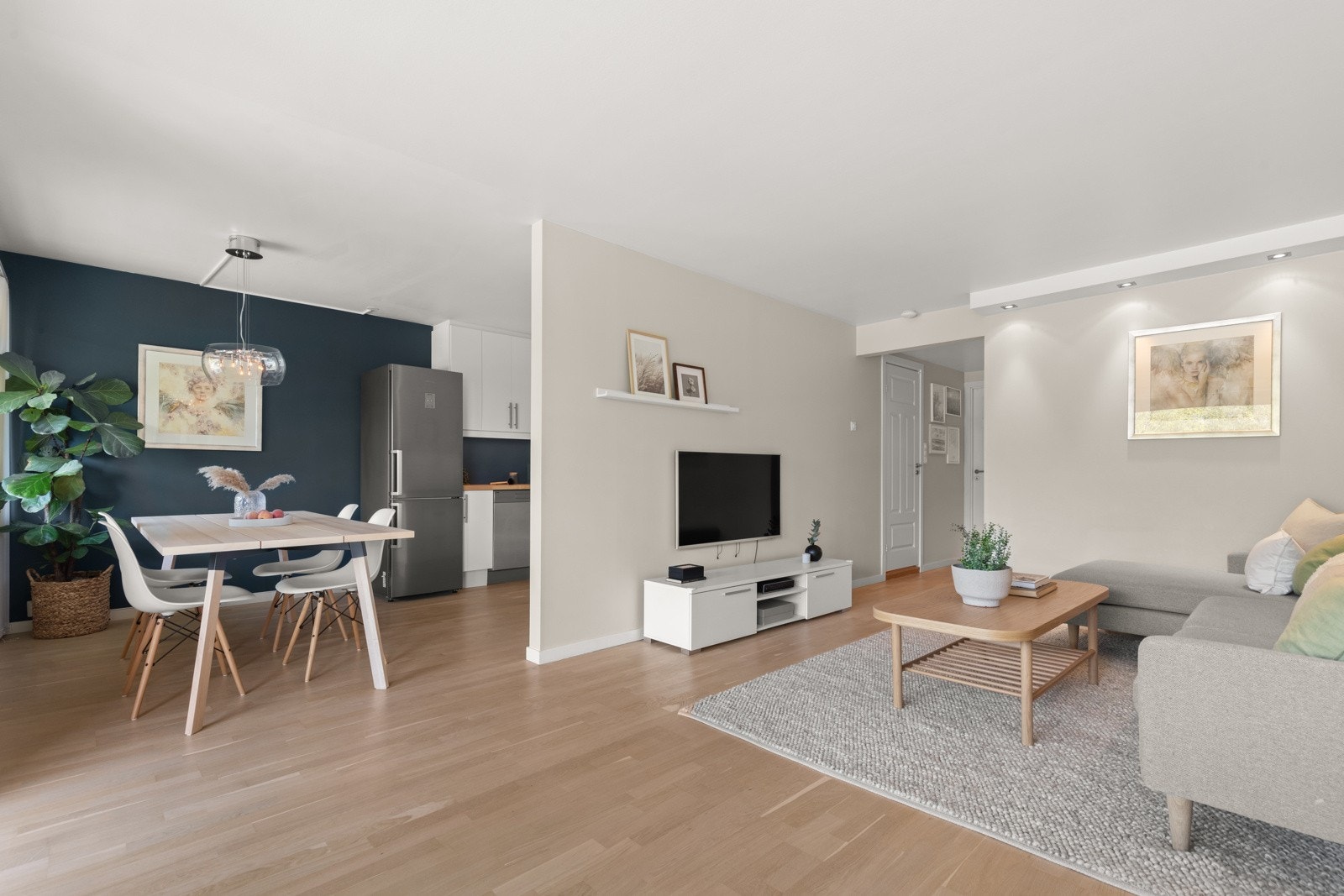 Stuen har en delvis åpen løsning mot kjøkkenet som gjør rommene svært sosiale - perfekt i hverdagen med familie og venner! Galleribilde