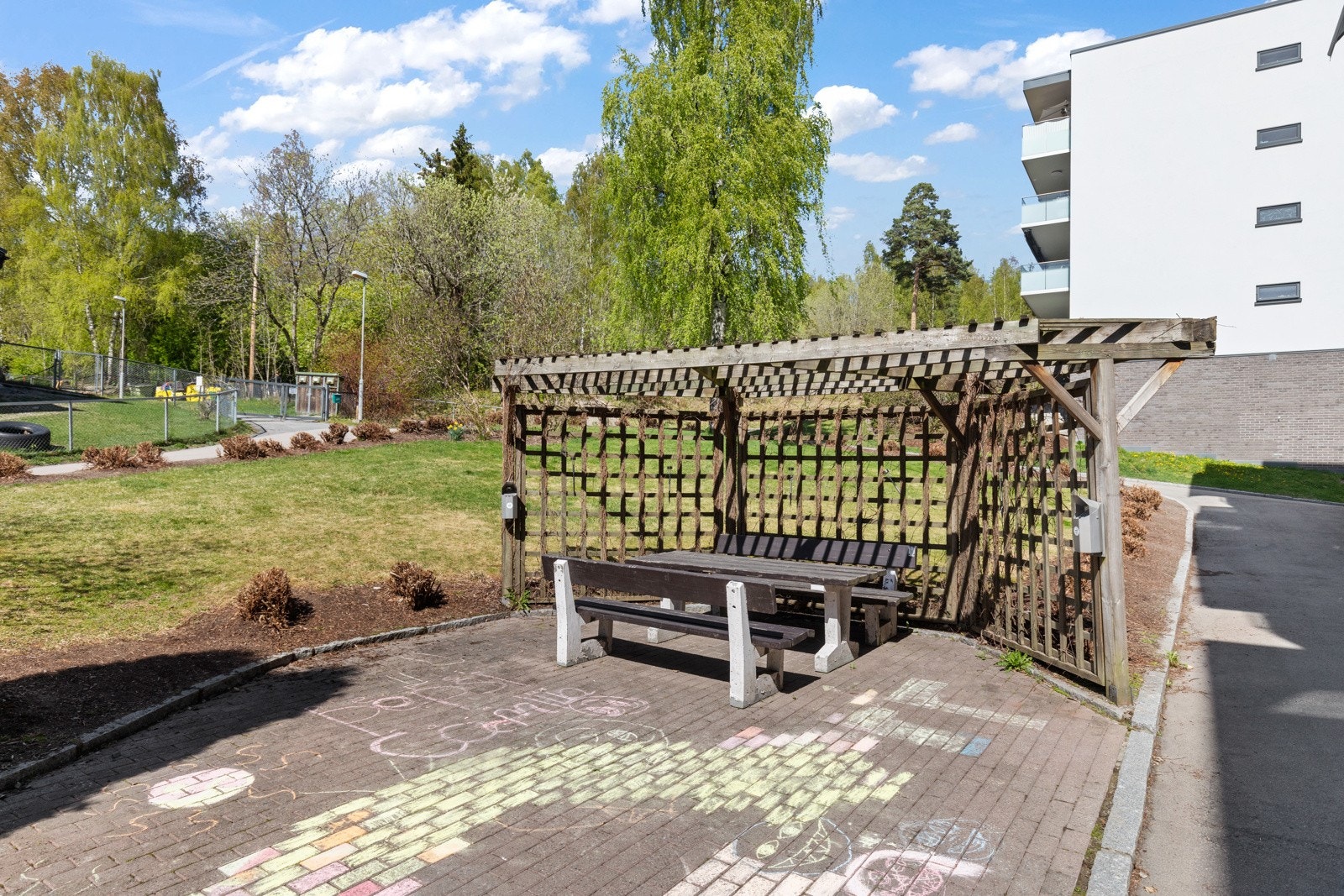 Borettslagets fellesareal er pent opparbeidet med grøntarealer og sittegrupper. Galleribilde