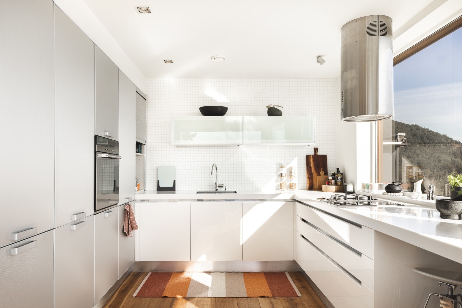 Integrert kjøleskap, oppvaskmaskin, stekeovn og topp med gass og el. Galleribilde