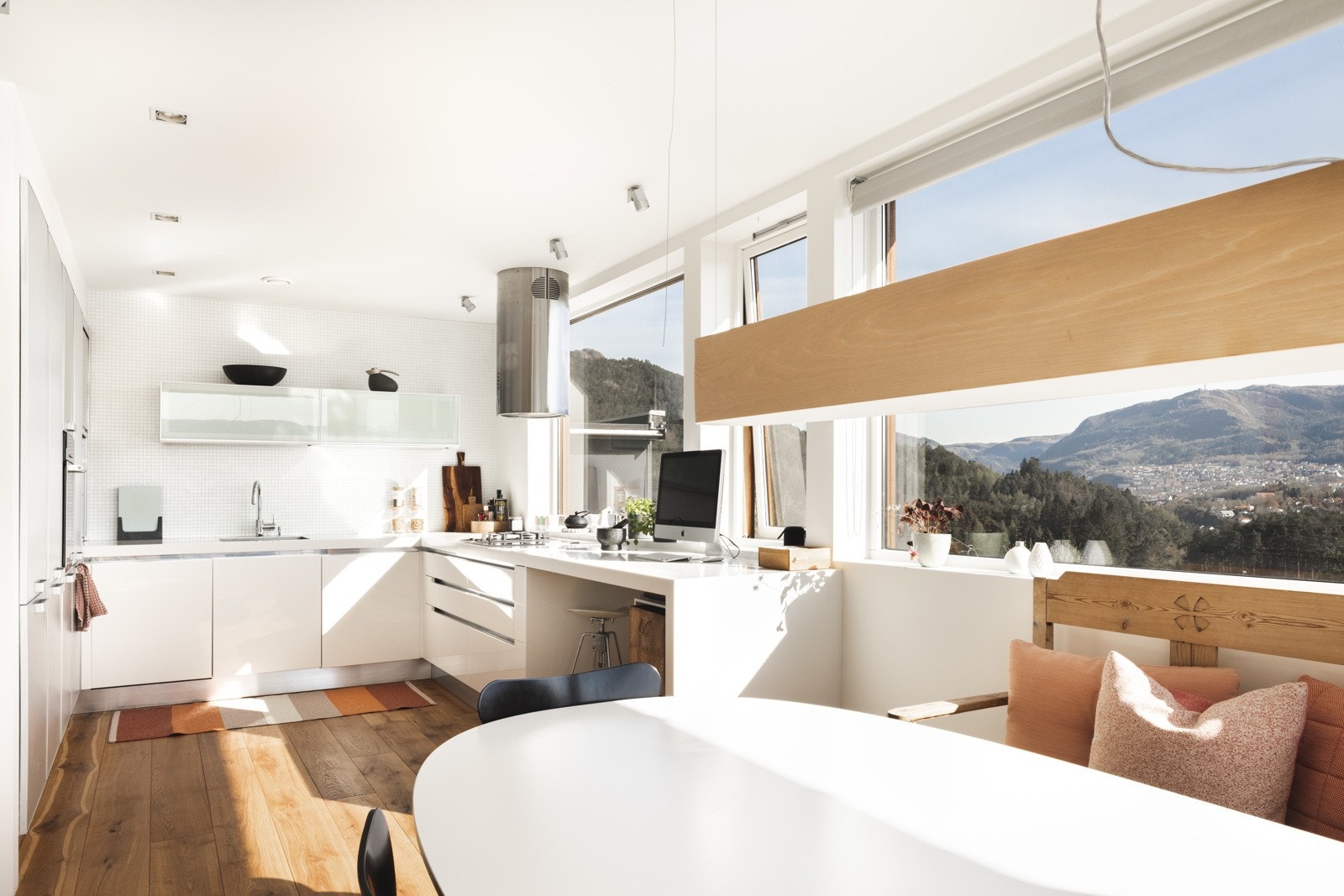 Italiensk innredning fra Antares og dansk corian benkeplate | Fronter er av hvit høyglans. Galleribilde