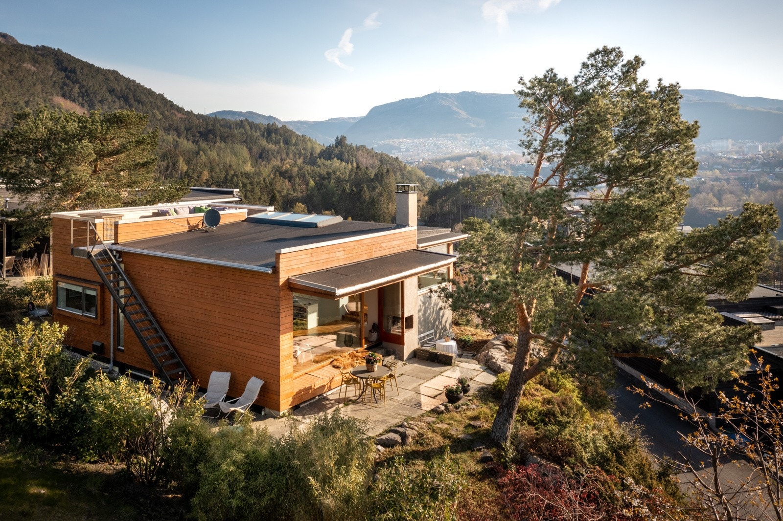 Eiendommen er beliggende høyt og fritt i Bergveien Galleribilde