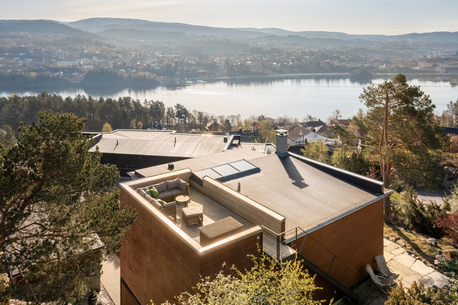 Stor takterrasse og pent opparbeidet hage myntet på enkelt vedlikehold Galleribilde