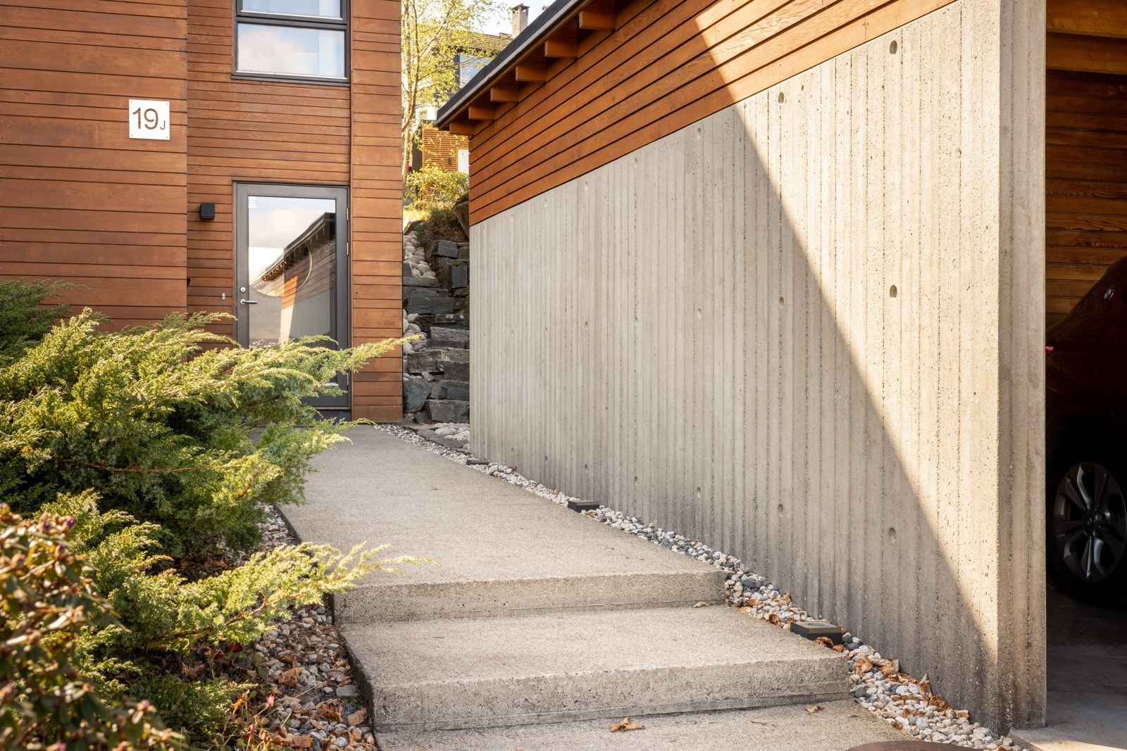 Skjermet og pent inngangsparti mellom car-porten og forhagen Galleribilde