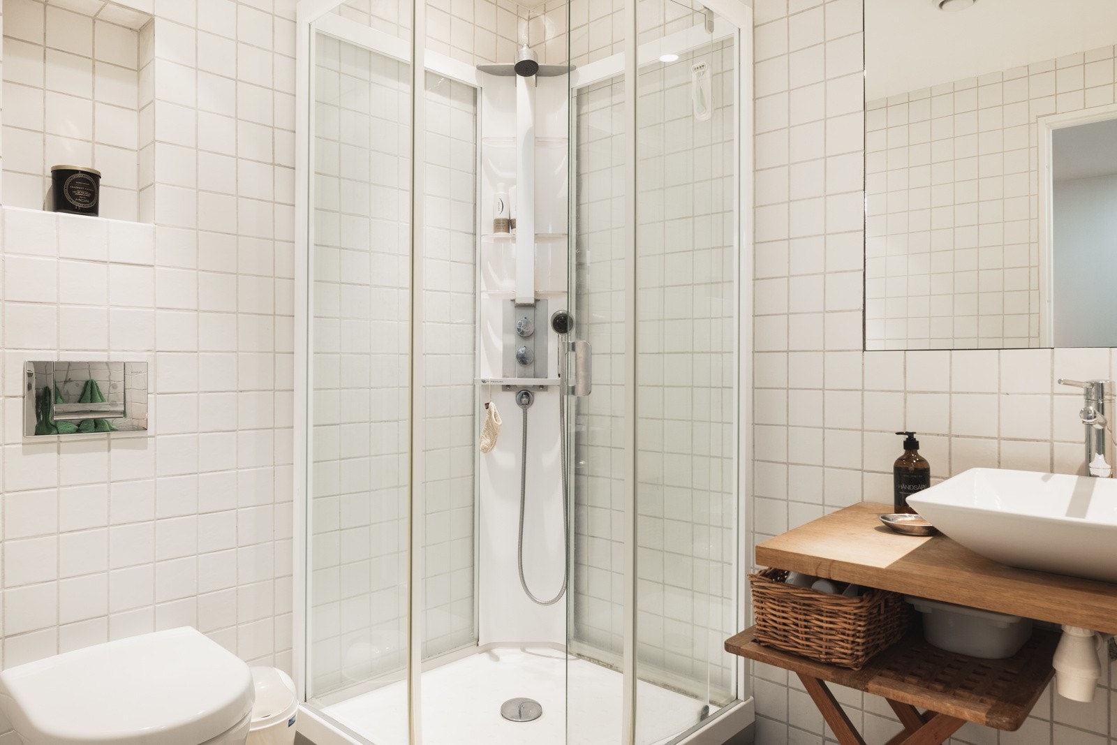 Praktisk løsning med bad/wc i begge etasjene Galleribilde