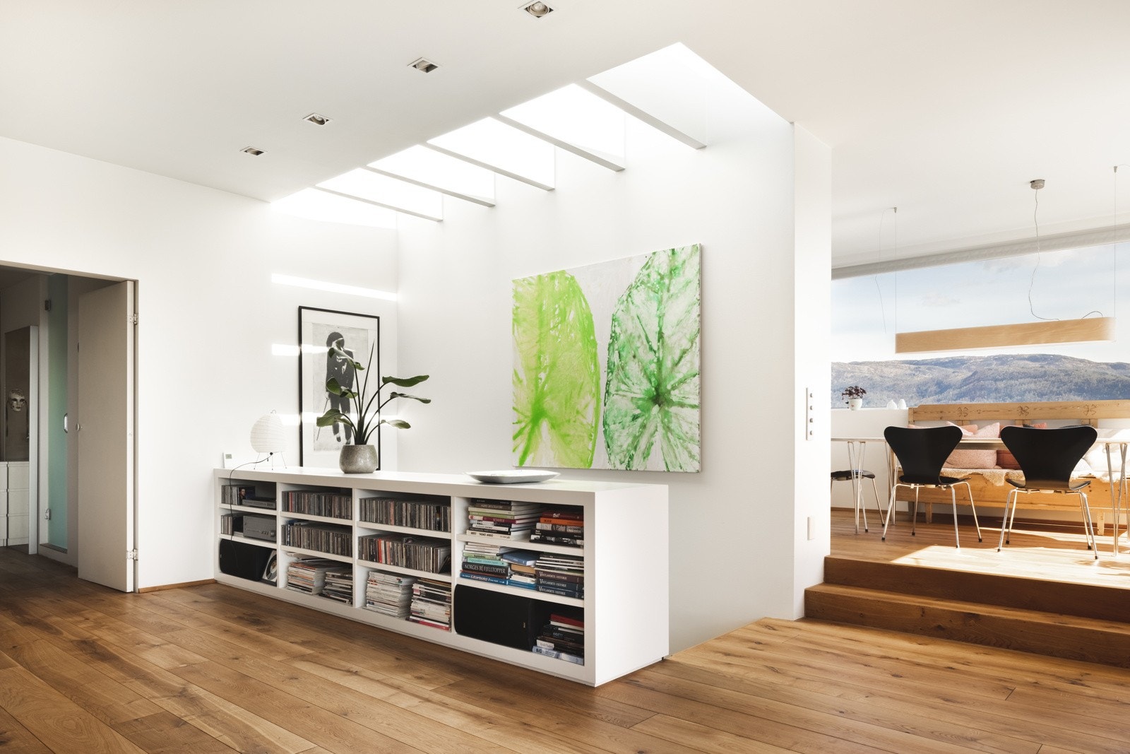 Overlys ved trappesatsen og store vindusflater gir rommene optimale lysforhold Galleribilde