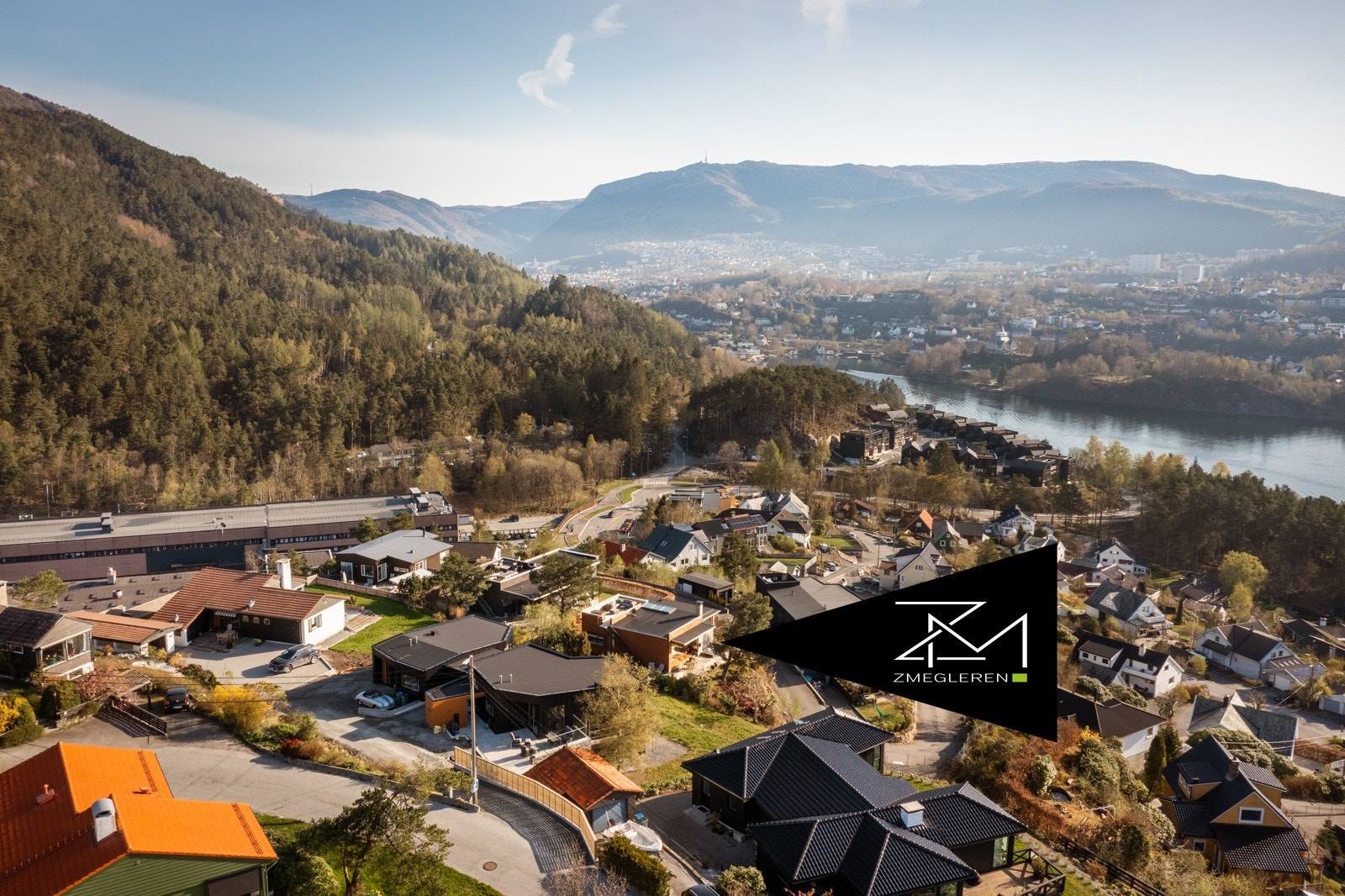 Kort avstand til bl.a. skole og barnehage, turterreng og idrettsanlegg, buss og butikk Galleribilde
