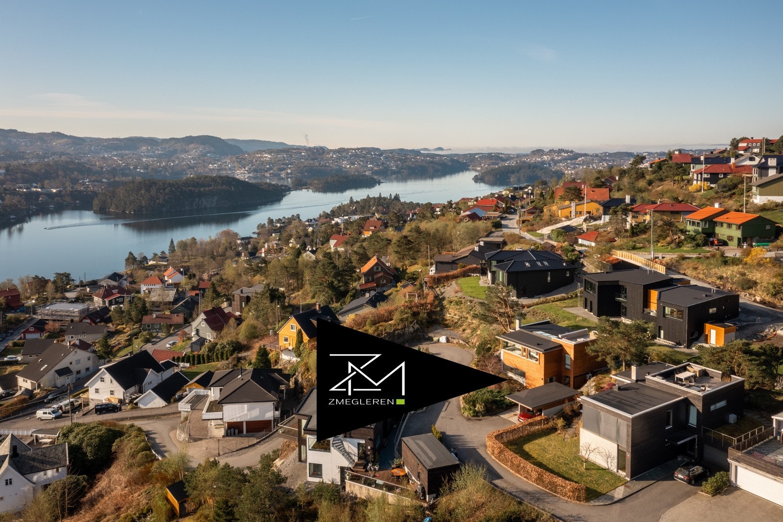 Beliggende mot enden av blindvei godt tilbaketrukket fra hovedveien Galleribilde