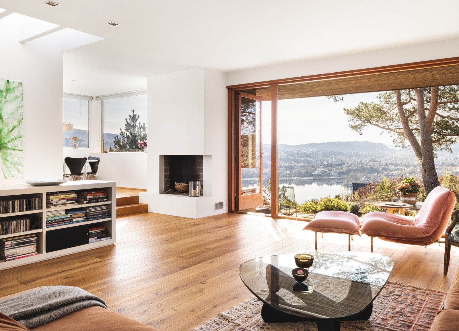 Praktfull stue med massivt vindu innrammet i teakkarmer | Egendesignet gruepeis (inne og ute) Galleribilde