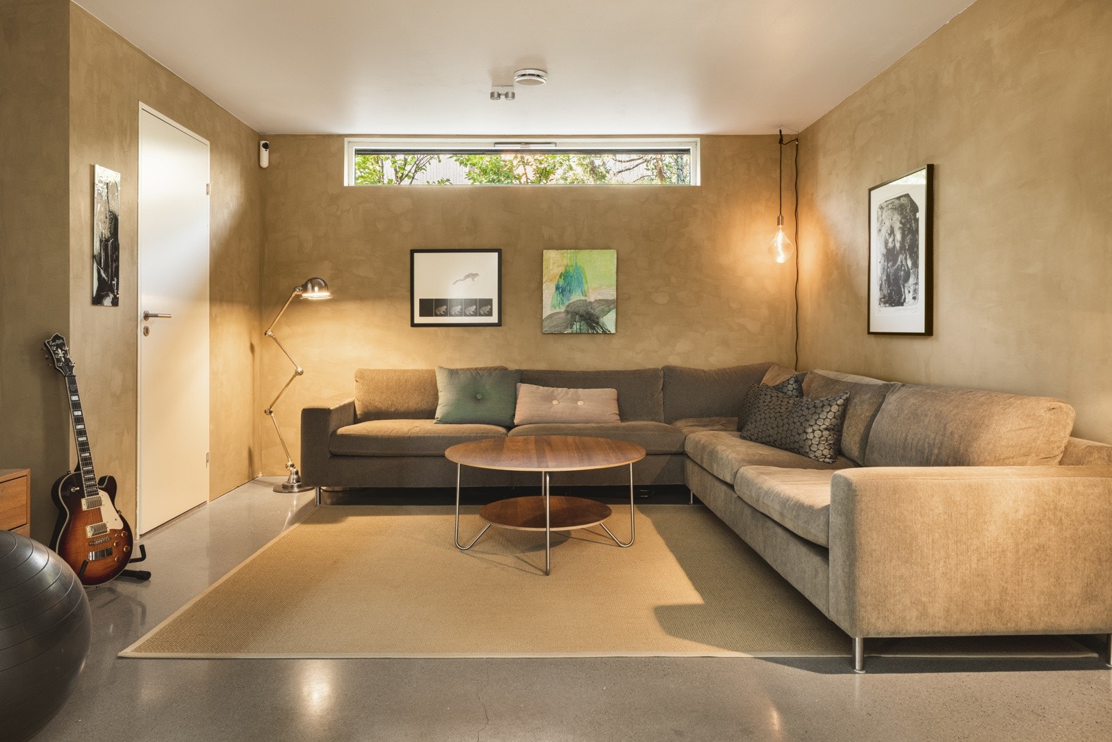 Stue i 1. etasje med dobbel skyvedør mot hallen Galleribilde