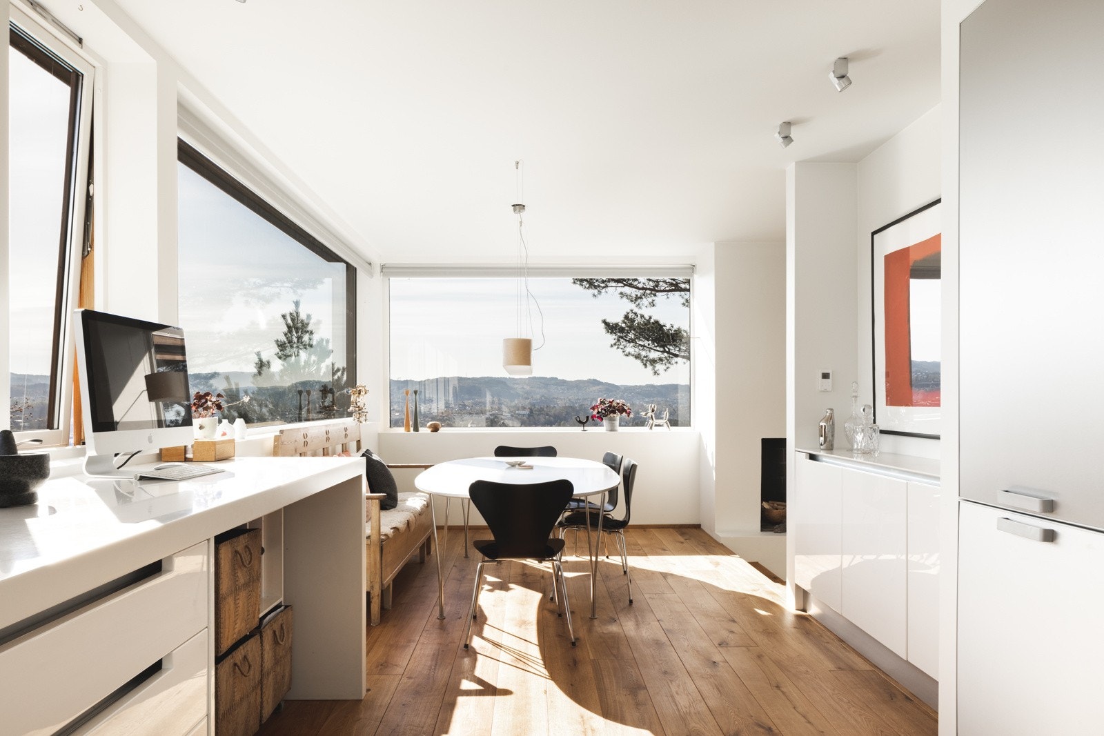 Kjøkkenet er ca 24 m² og har god plass til stort spisebord. Galleribilde